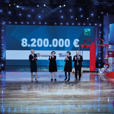 Immagine fotografica della consegna dell'assegno di 8.200.000 euro durante la maratona televisiva del 17/12/2023
